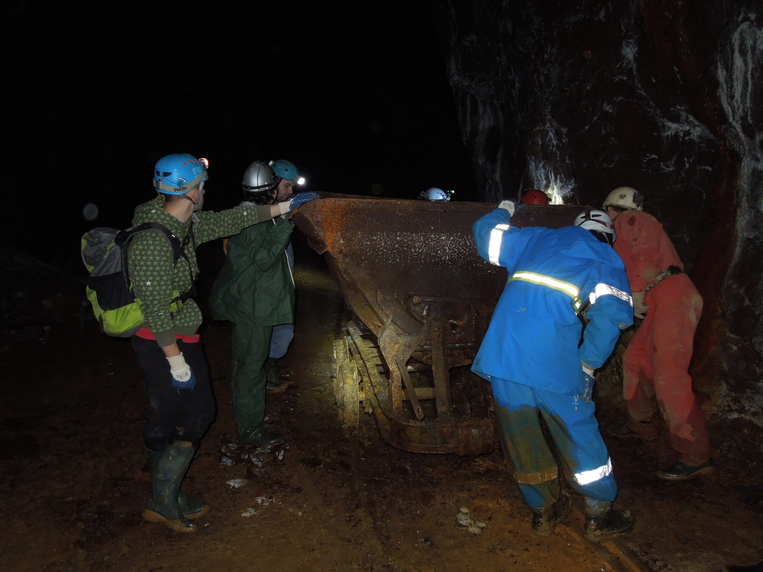 Miembros de la Asociación Museo de la Minería del País Vasco, rescatando una vagoneta del interior de una galería